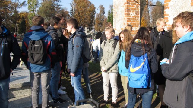 Umarłych wieczność dotąd trwa, dokąd pamięcią im się płaci…